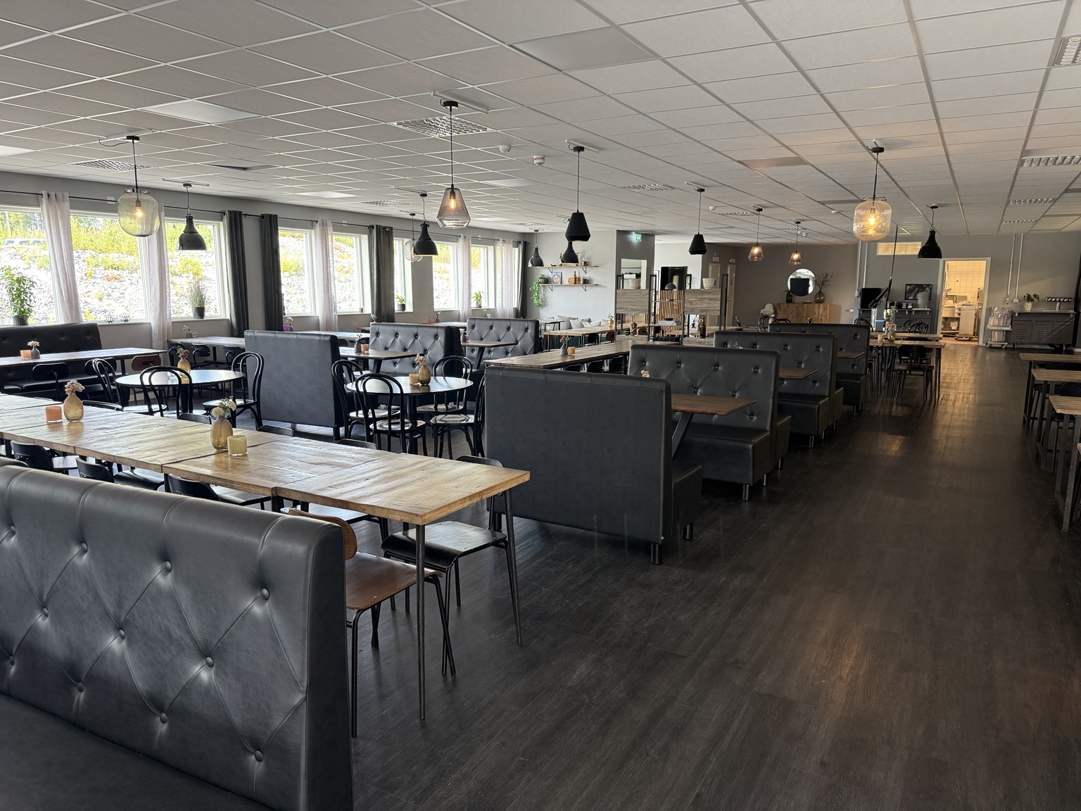 Restauranglokalen hos Truckgatan by Paus